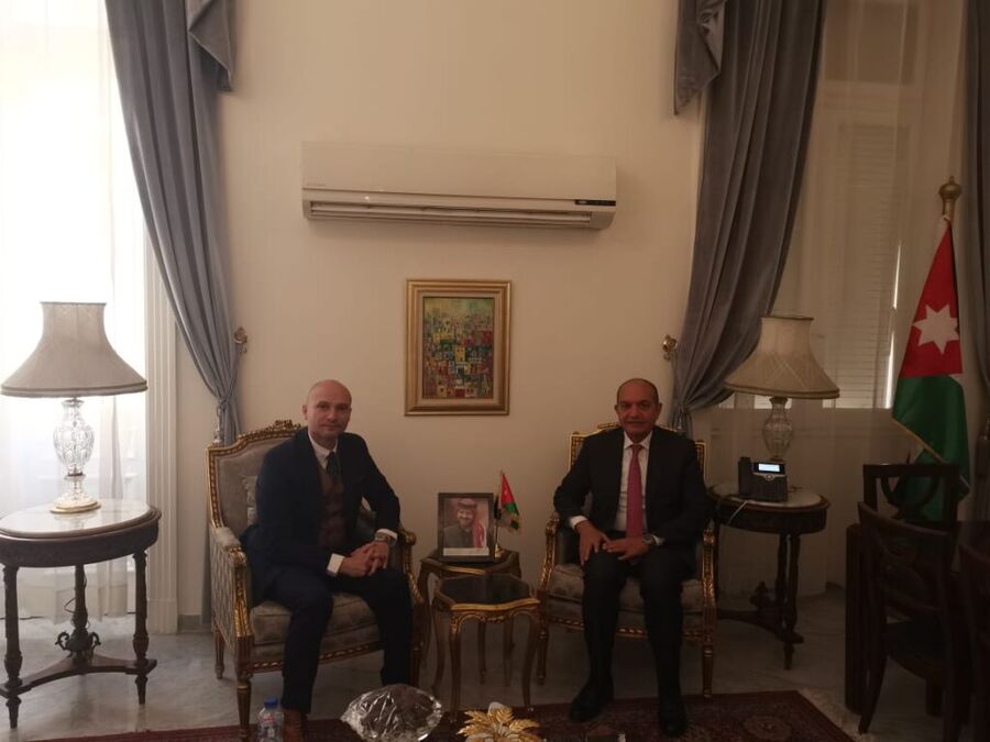 العضايلة يبحث ومدير الهلال الأحمر المصري