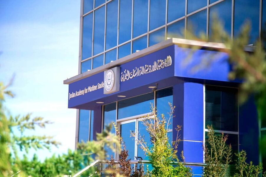 وفد إماراتي رفيع المستوى يزور الأكاديمية