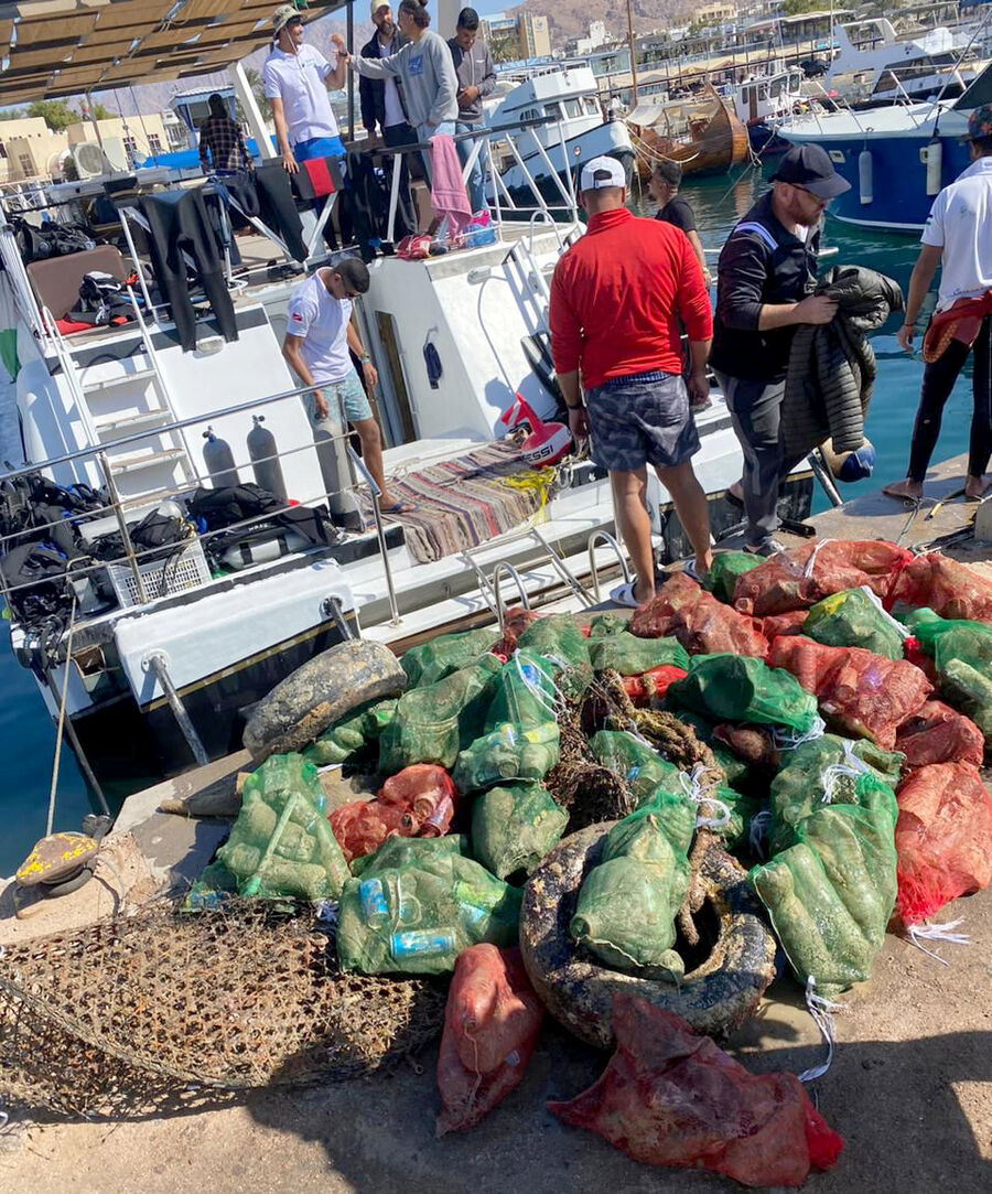 حملة لتنظيف جوف البحر بالعقبة