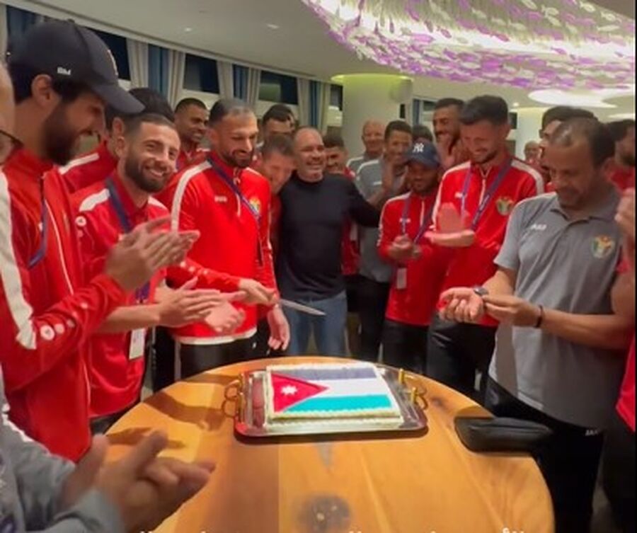 شاهد.. بعثة النشامى في قطر تحتفل