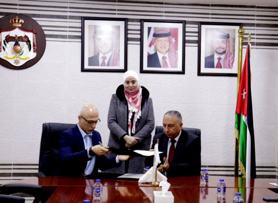 اتفاقية لمنح طلبة أيتام بطاقات تعليمية