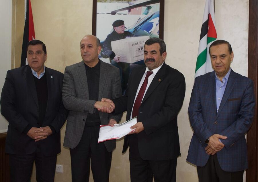 الحزب الوطني الإسلامي يسلم دفعة تبرعات