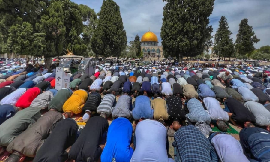 13 ألف مصل أدوا صلاة الجمعة