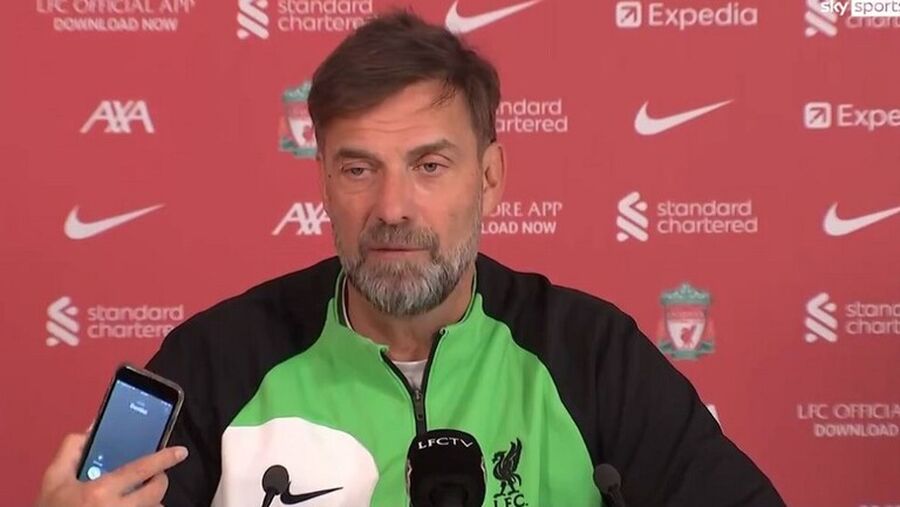 اتصال مفاجئ يعرض يورغن كلوب لموقف