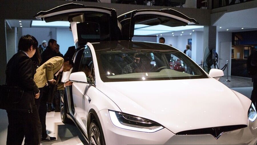 شركة تسلا تستدعي 2.2 مليون سيارة