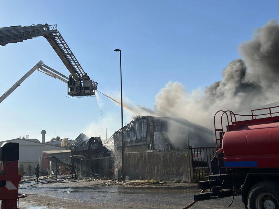 حريق مستودع بلاستيك في المدينة الصناعية