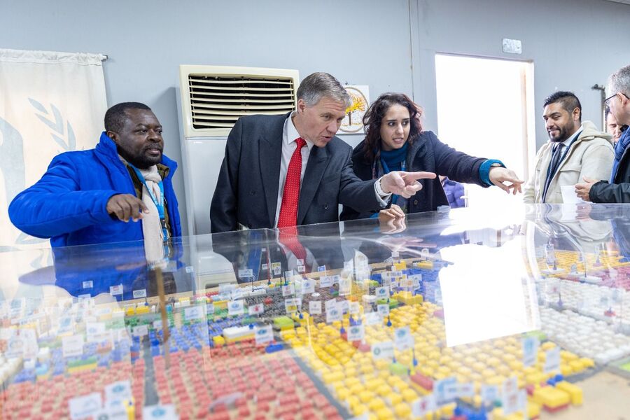 السفير البريطاني يلتقي محافظ المفرق ويزور