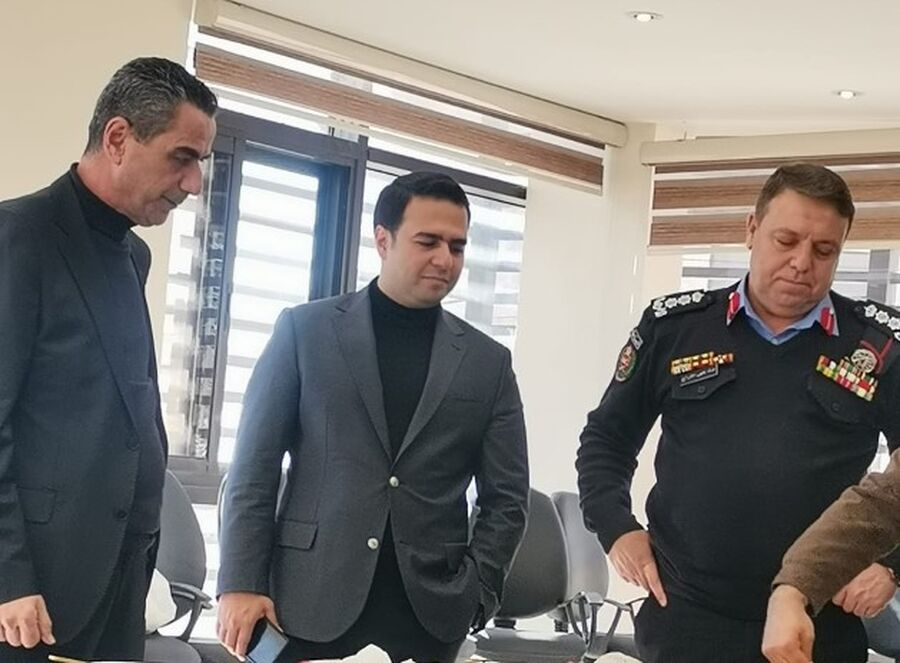 متصرف لواء الجامعة رامي بدر يوزع