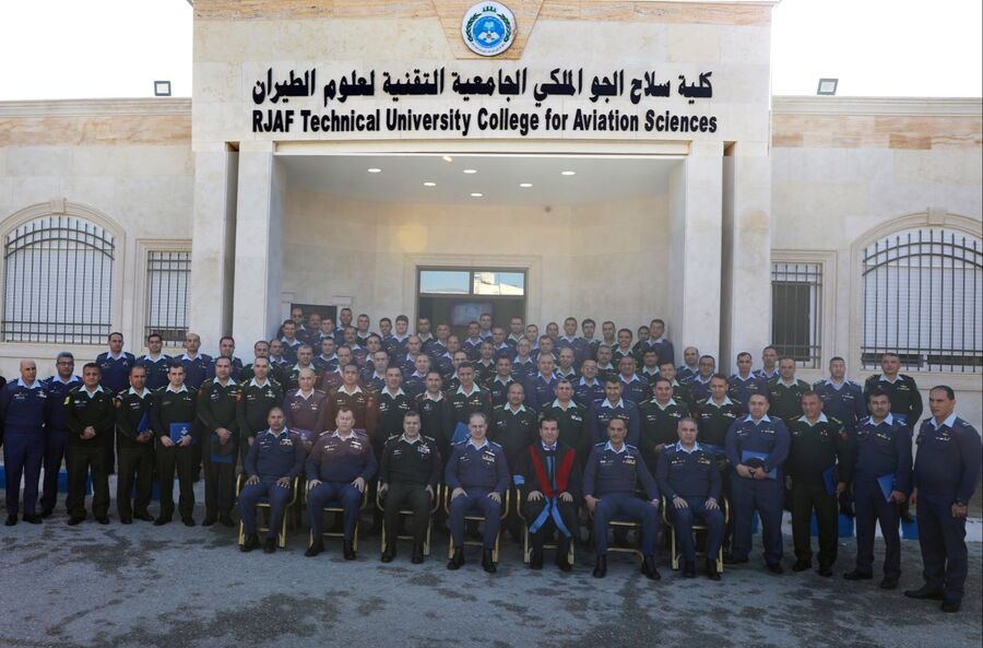 تخريج دورة إدارة موارد الدفاع للضباط