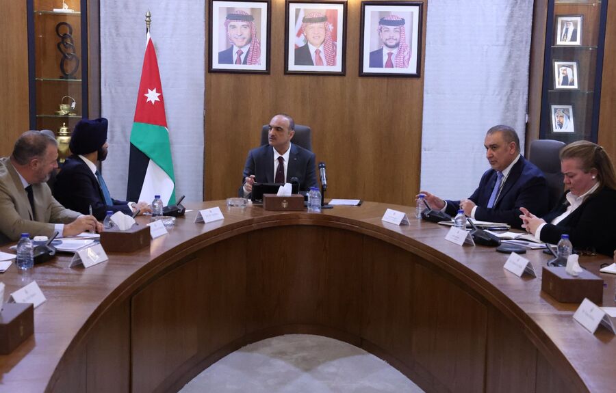 مندوبا عن الملك.. الخصاونة يستقبل رئيس