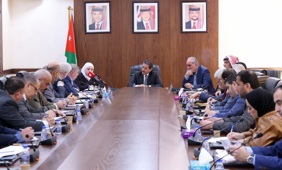 خدمات النواب تبحث مطالب أصحاب الباصات