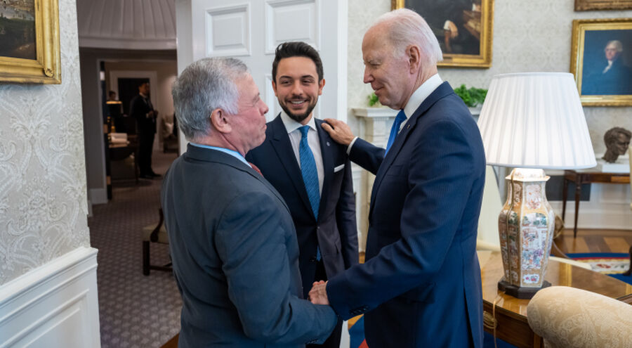 قمة تجمع الملك وبايدن بحضور ولي