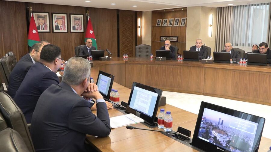 الحكومة تقرر صرف 500 ألف دينار