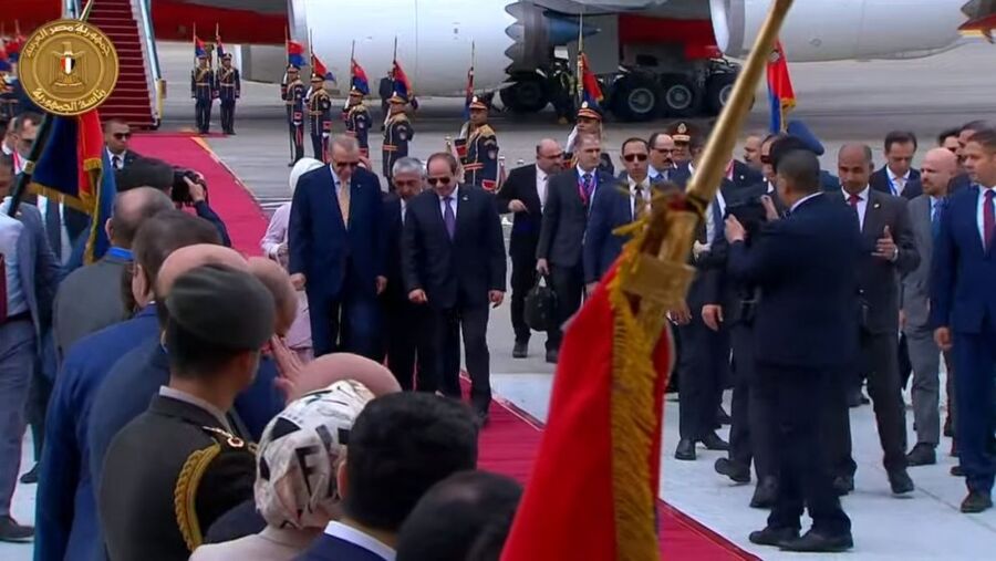 الرئيس التركي يصل القاهرة لأول مرة