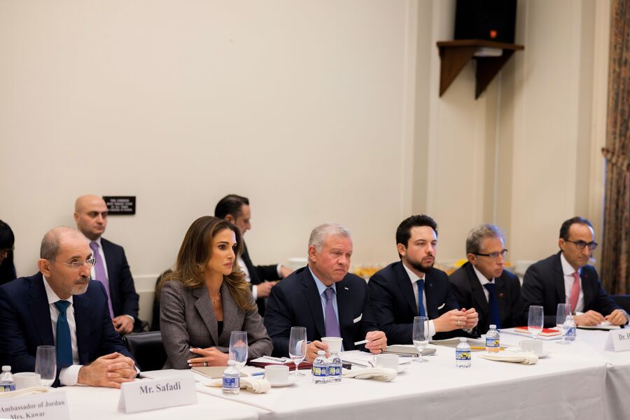 الملك يلتقي لجنة الشؤون الخارجية في