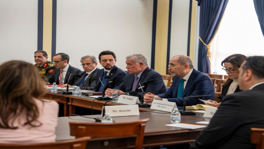 الملك يلتقي مع لجنة الخدمات العسكرية