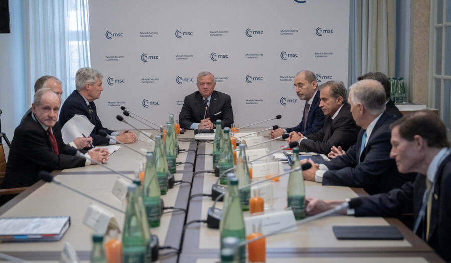 الملك يلتقي أعضاء من مجلس الشيوخ