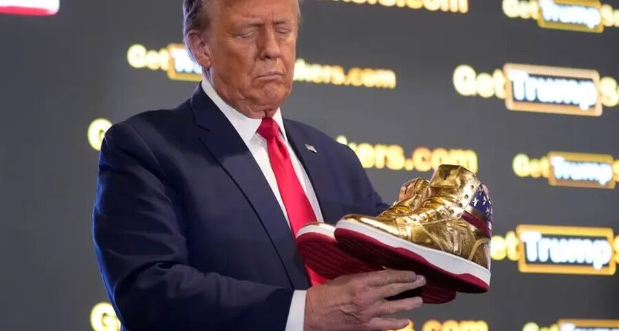 فوربس: أحذية ترامب الذهبية نفدت خلال
