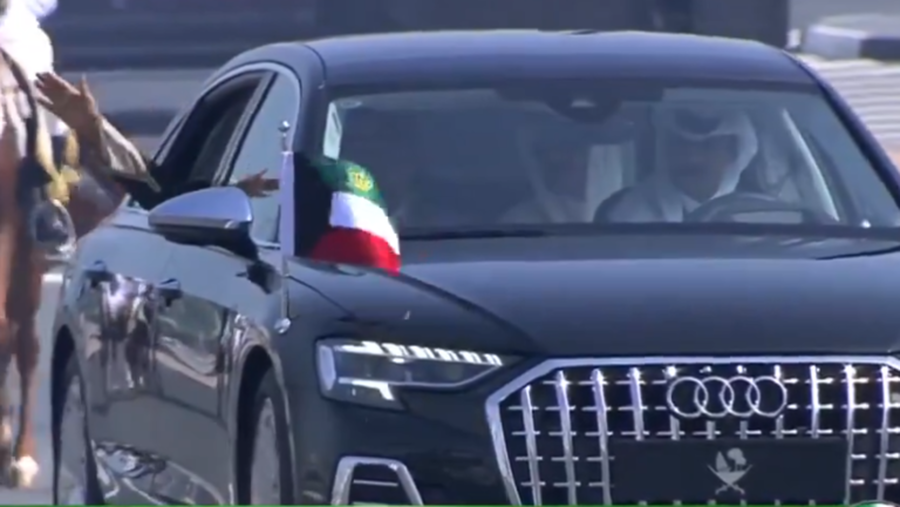 تفاعل أمير الكويت مع العرضة القطرية