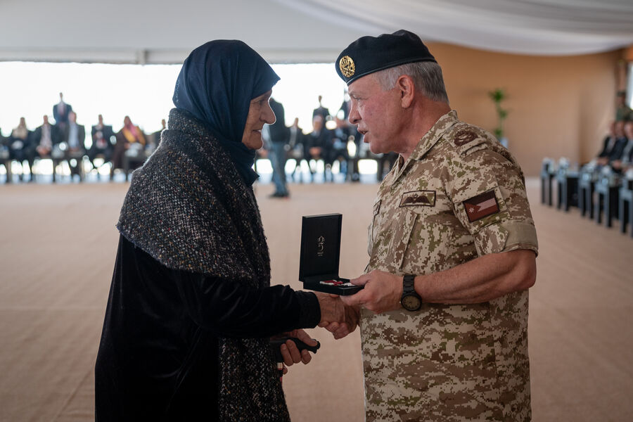 الملك ينعم بميدالية اليوبيل الفضي على