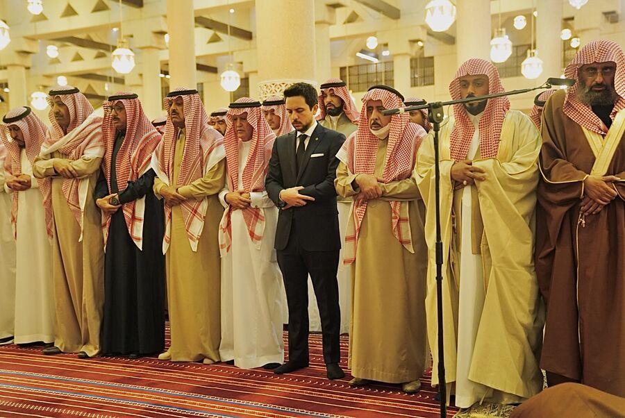 ولي العهد يشارك بتشييع جثمان والد