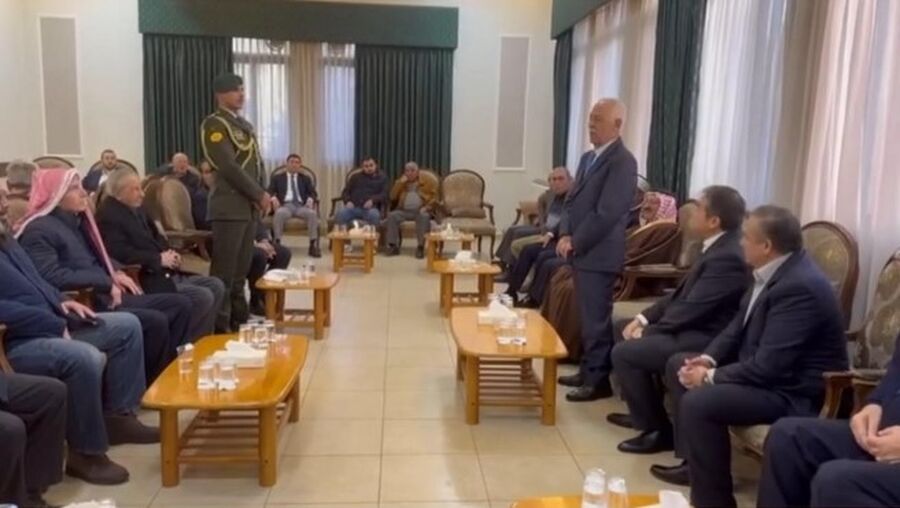 مندوبا عن الملك وولي العهد.. العيسوي