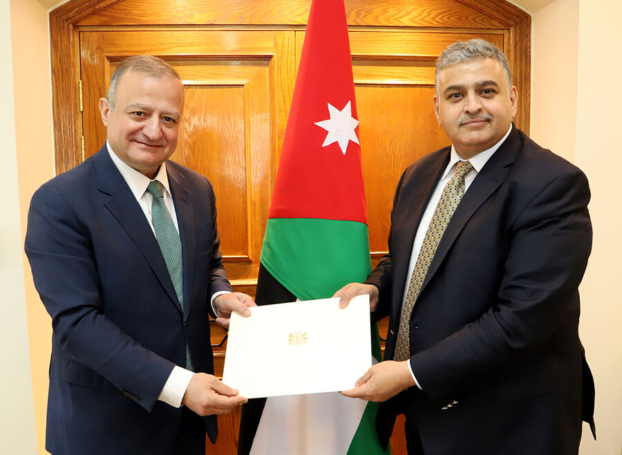 الخارجية تتسلم نسخة من أوراق اعتماد