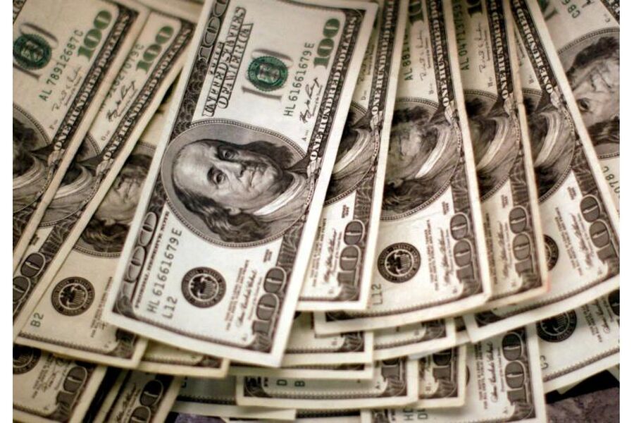 الدولار يتجه نحو أول انخفاض أسبوعي