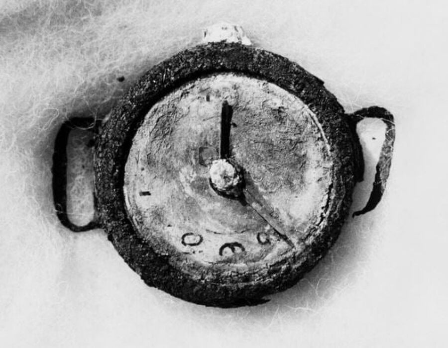 بيع ساعة قنبلة هيروشيما الذرية في