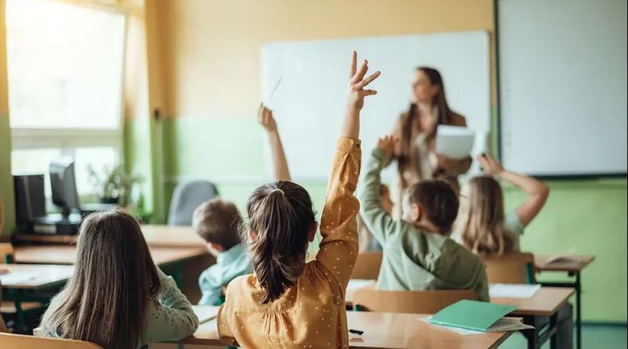 ضجة في لبنان.. معلمة تطرد طالبا