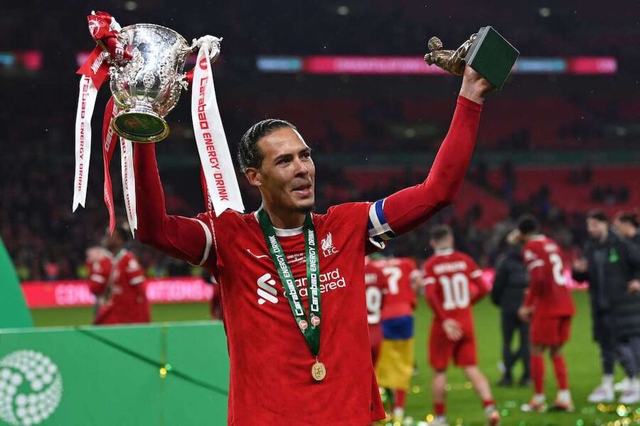 فان دايك يقود ليفربول لانتزاع لقب
