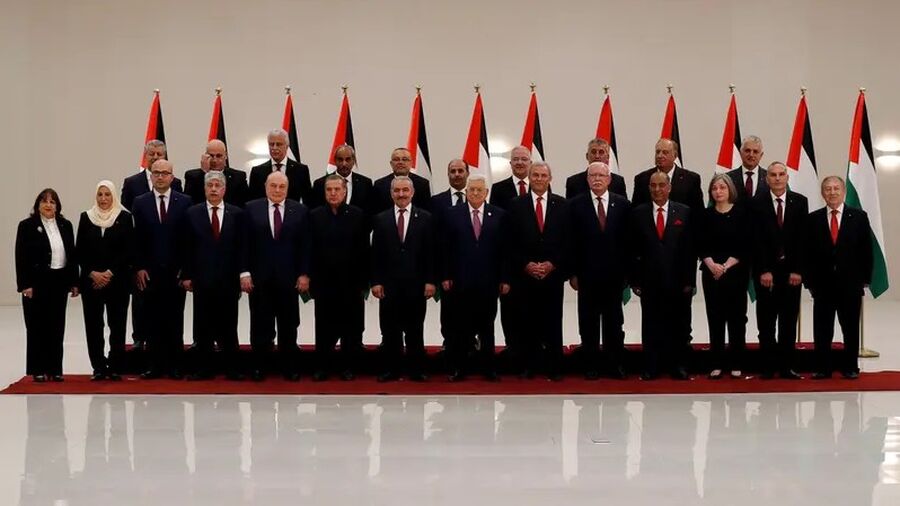 مستشار اشتيه: الحكومة الفلسطينية تقدم استقالتها