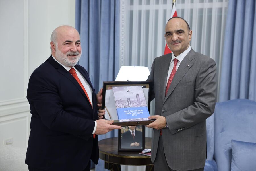 الخصاونة يتسلّم تقرير المجلس الاقتصادي والاجتماعي