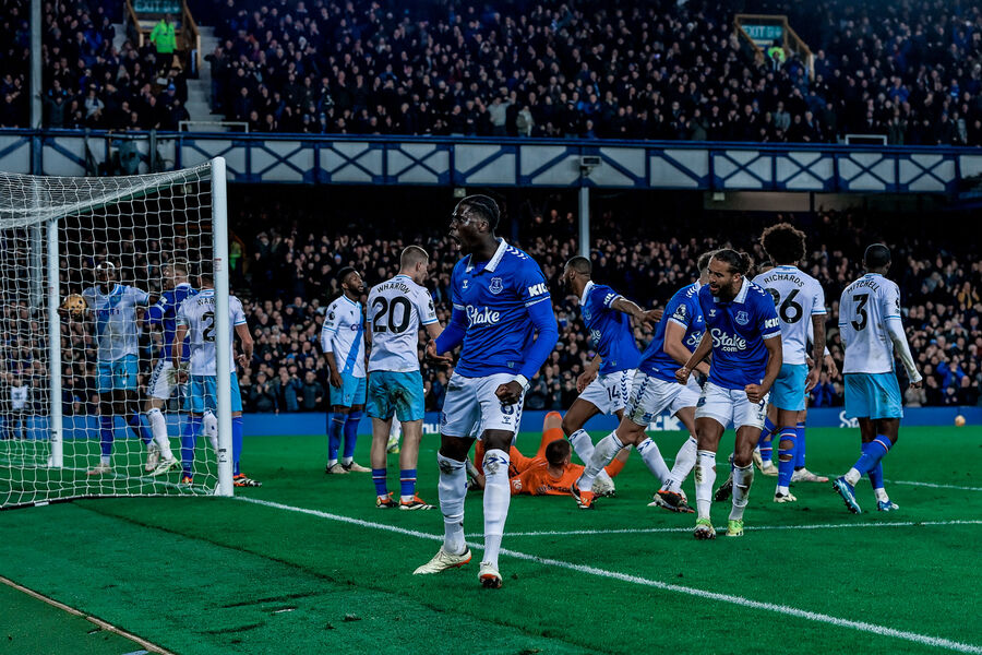 إيفرتون ينتصر في معركة استعادة النقاط