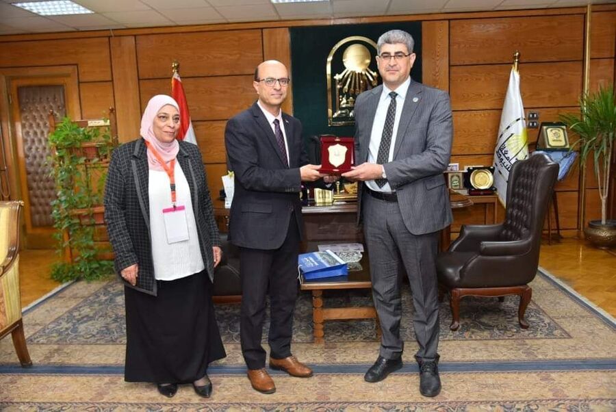 أكاديمي من جامعة الزرقاء يقدم ورشات