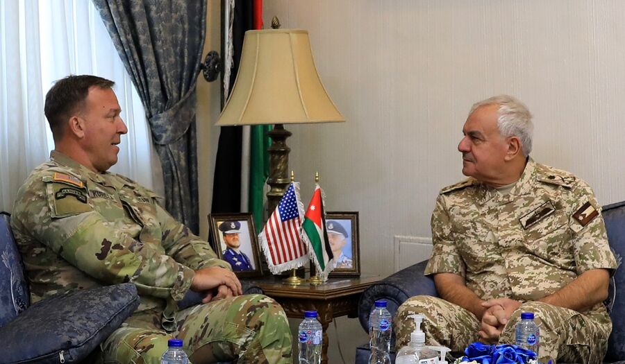 الحنيطي يلتقي قائد القيادة المركزية الأمريكية