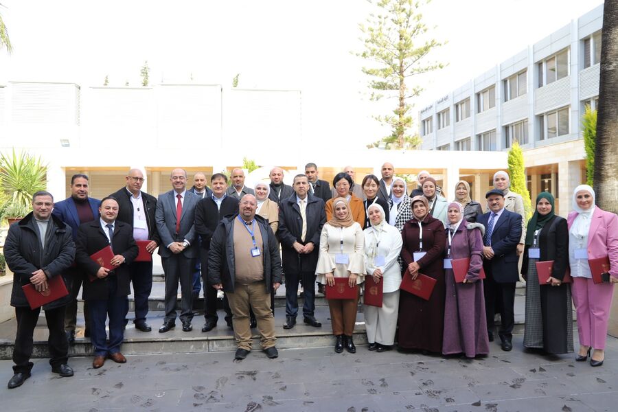 العجلوني يرعى تخريج المتدربين من برنامج