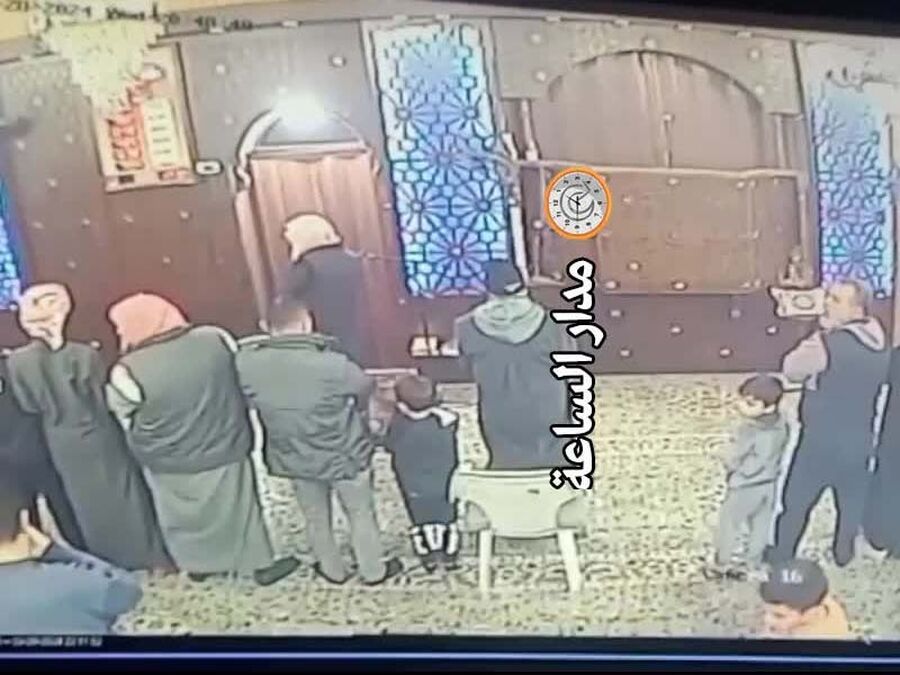 شاهد.. ثلاثيني يطعن داخل مسجد في