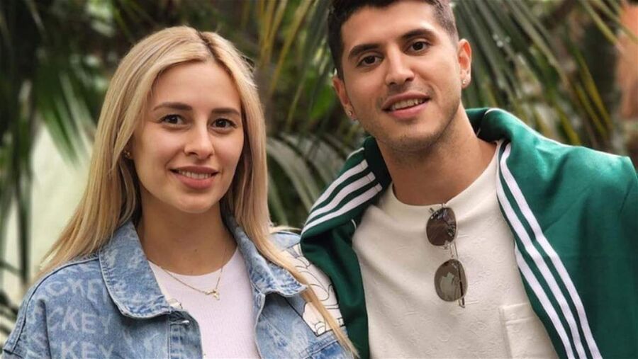 زوجة بطل المونديال تسرق قميصه وتبيع