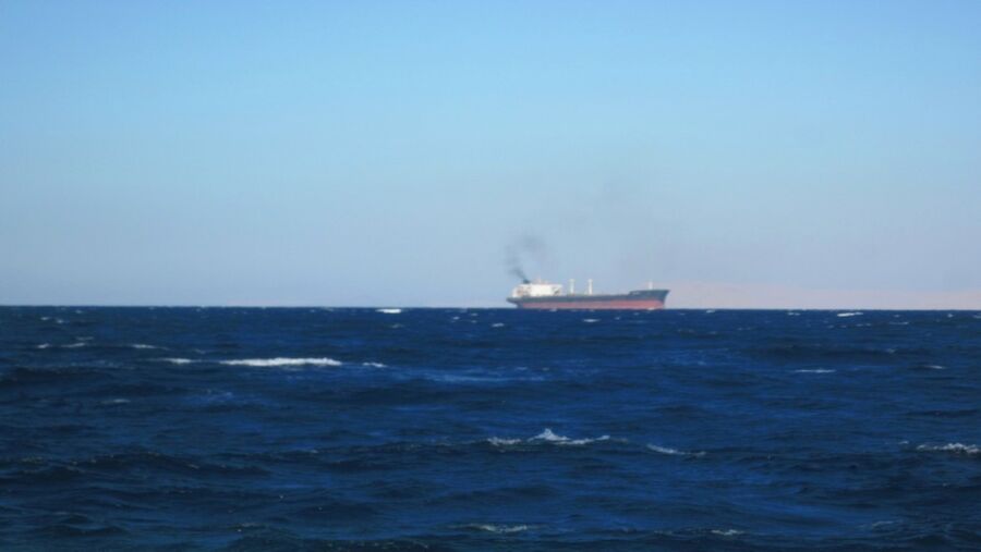 الحكومة اليمنية تعلن غرق سفينة استهدفها