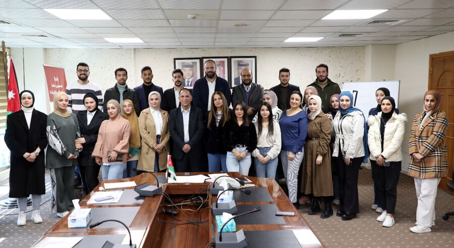 طلبة من اعلام الزرقاء يستكملون برنامجا