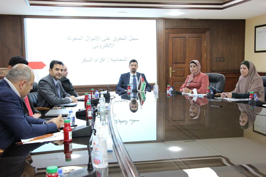 وفد بحريني يطلع على تجربة الصناعة