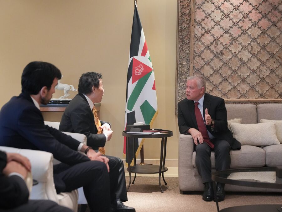 الملك يستقبل المدير العام لمنظمة الأغذية