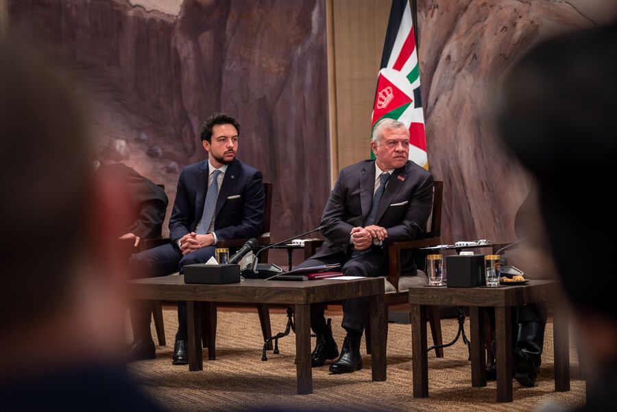 يلتقي شخصيات ووجهاء المحافظة.. الملك في