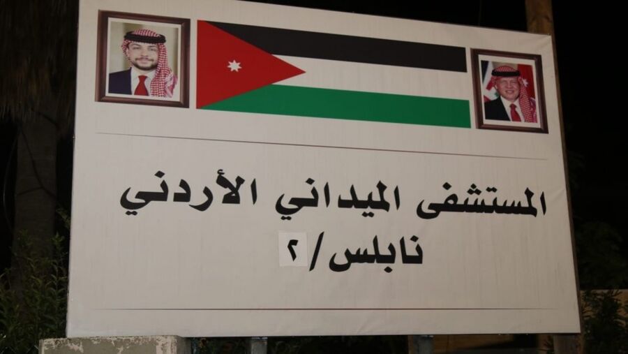 وصول 12 شاحنة مساعدات ترافق مرتبات