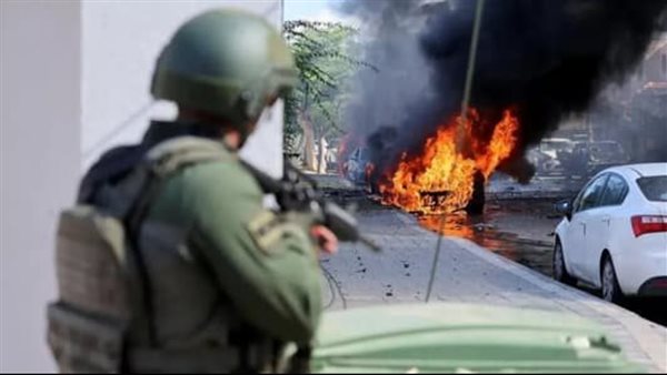 جندي يلقي قنبلة دخان على مكتب