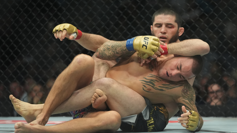 إسلام ماخاتشييف يهزم الأمريكي بوارييه ويحافظ