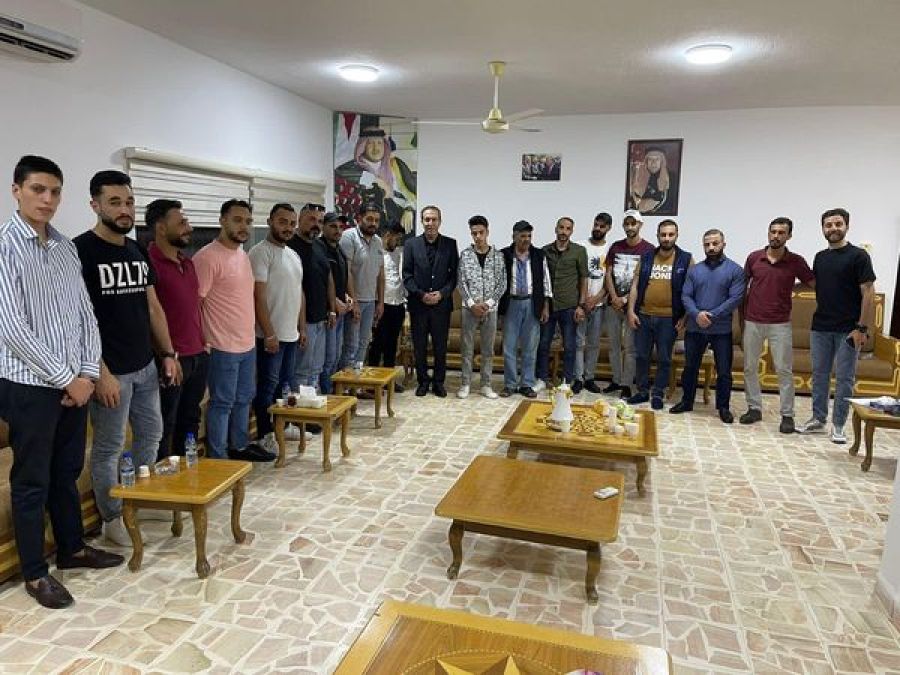 شباب كركيون في منزل إبراهيم الطراونة: