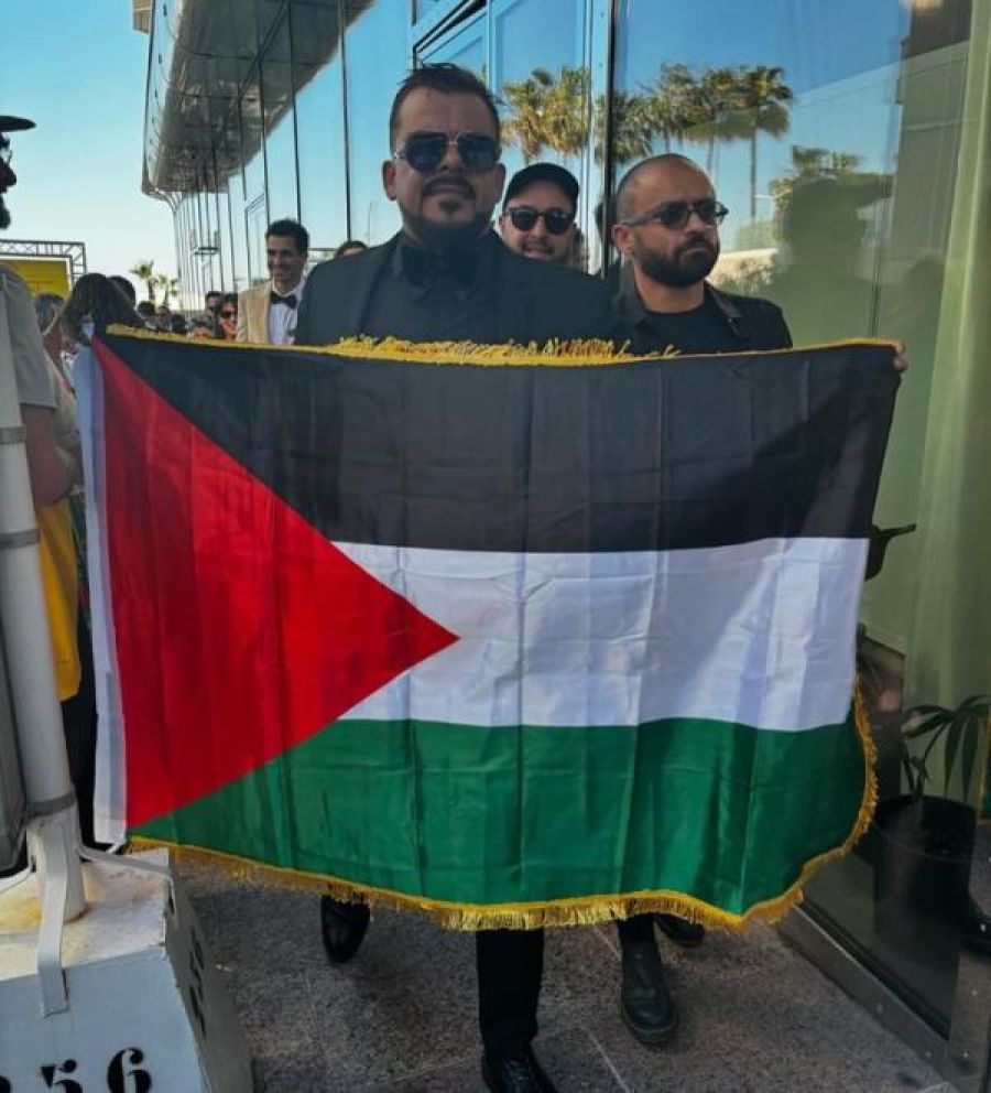 الفنان الأردني منذر الرياحنة يضع العلم