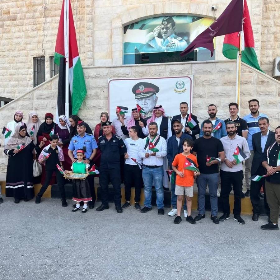 بمشاركة الشرطة المجتمعية.. وقفة ولاء وانتماء